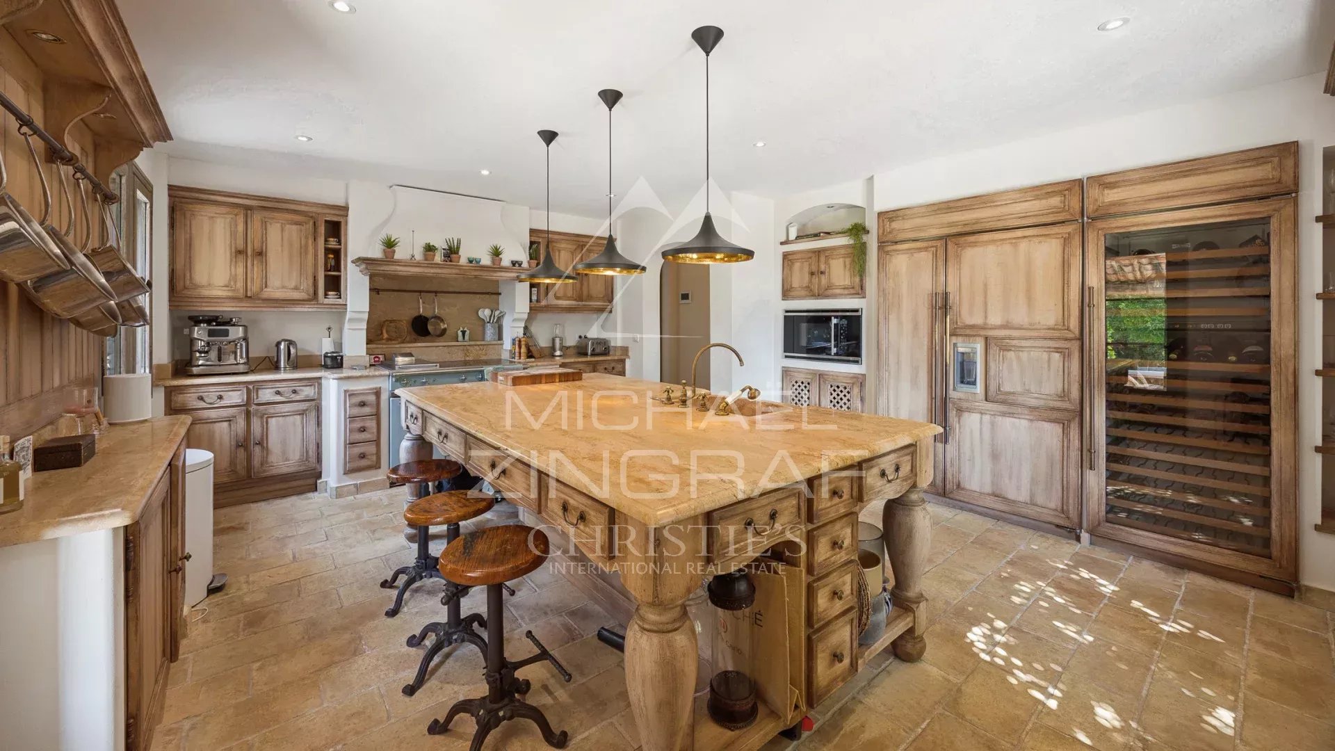 Cuisine spacieuse avec îlot central en bois et meubles en bois clair, éclairage moderne, La Colle-sur-Loup