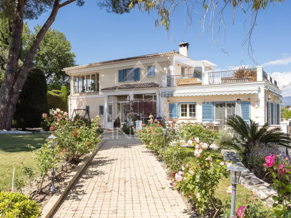 Propriété néo-provençale à Saint-Paul-de-Vence avec jardin paysager et aperçu mer.