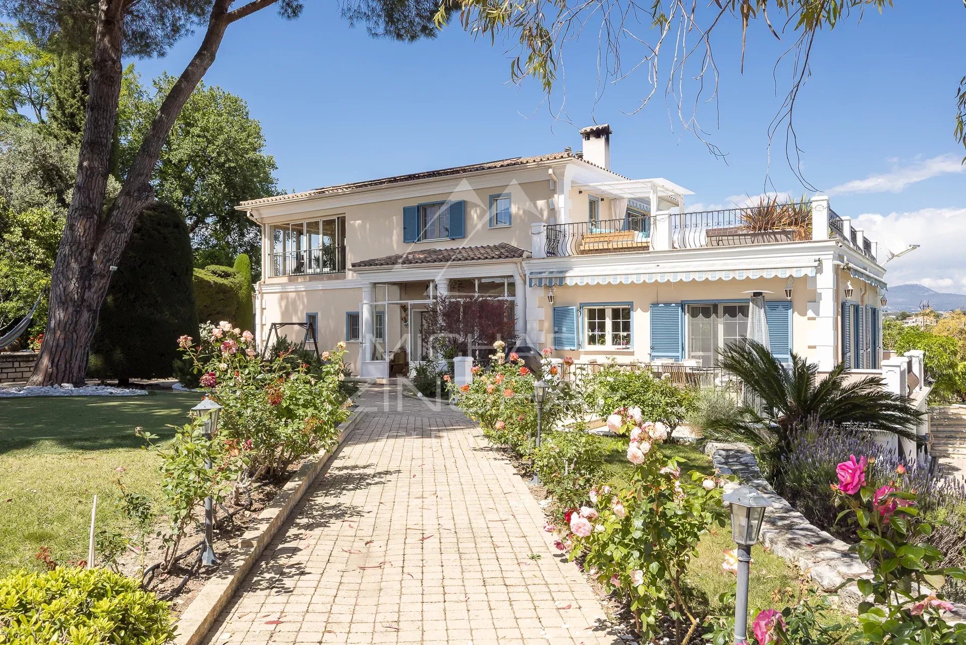 Élégante propriété néo-provençale Propriété néo-provençale à Saint-Paul-de-Vence avec jardin paysager et aperçu mer.