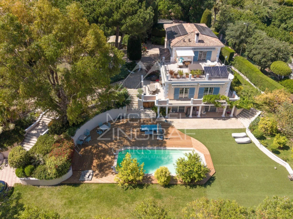 Propriété néo-provençale avec piscine et terrain paysager à Saint-Paul-de-Vence.