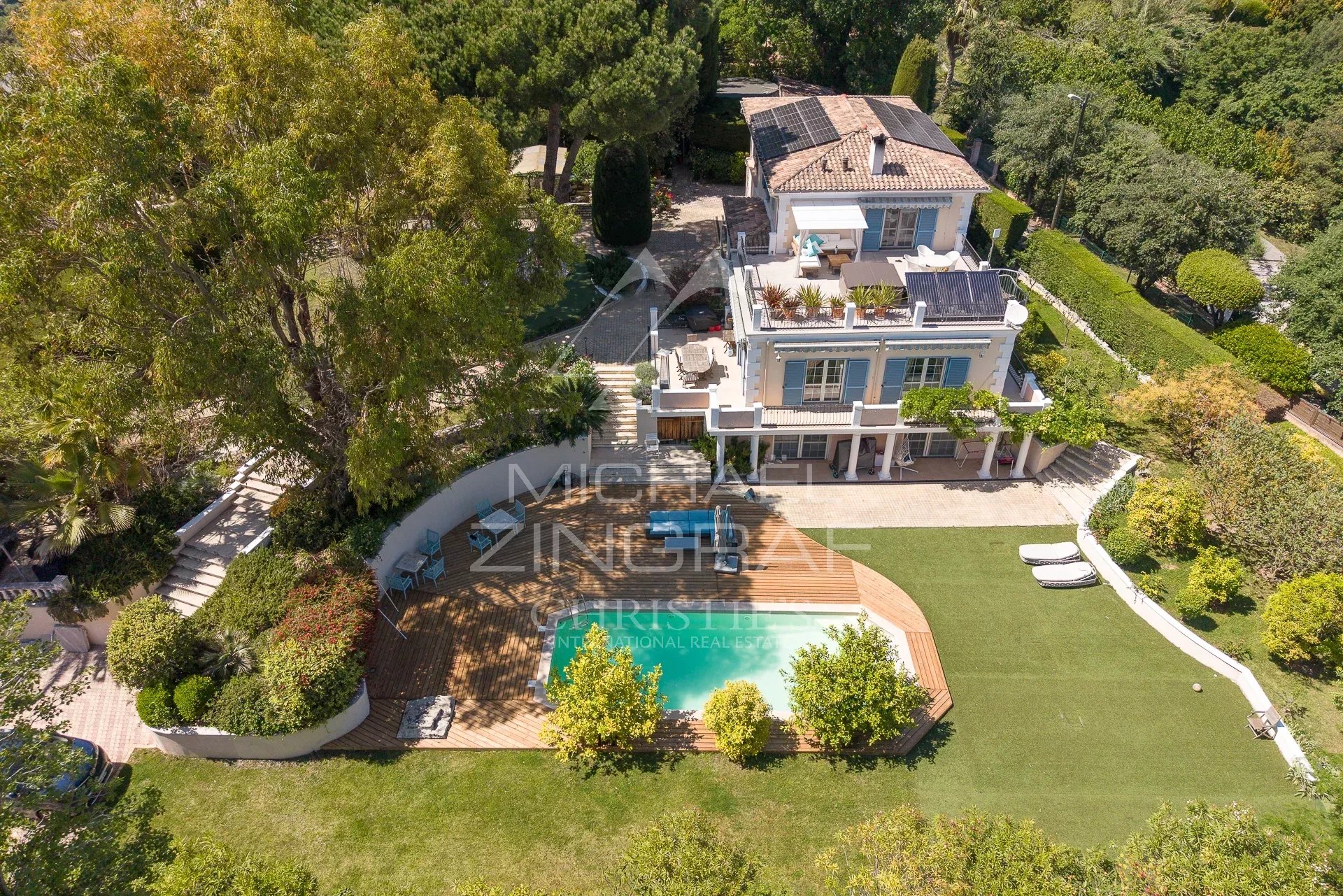Élégante propriété néo-provençale Propriété néo-provençale avec piscine et terrain paysager à Saint-Paul-de-Vence.
