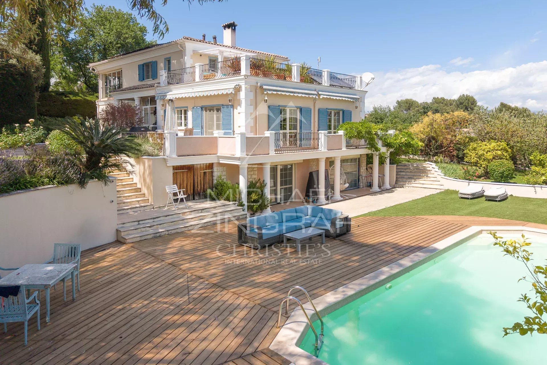 Propriété néo-provençale à Saint-Paul-de-Vence Propriété néo-provençale avec piscine et terrasse à Saint-Paul-de-Vence.