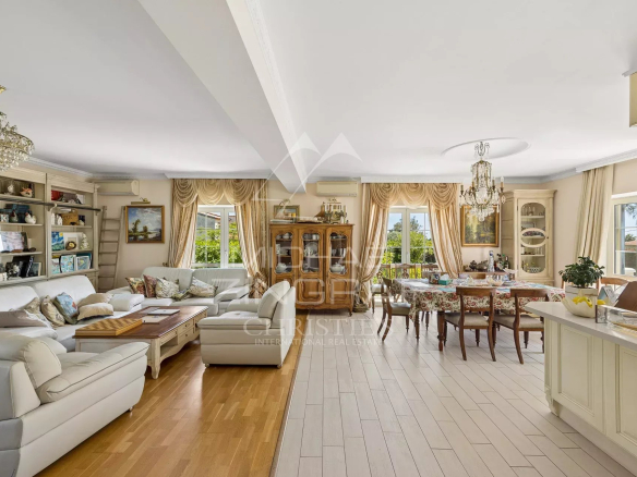 Intérieur d'une villa néo-provençale à Saint-Paul-de-Vence, salon et salle à manger lumineux.