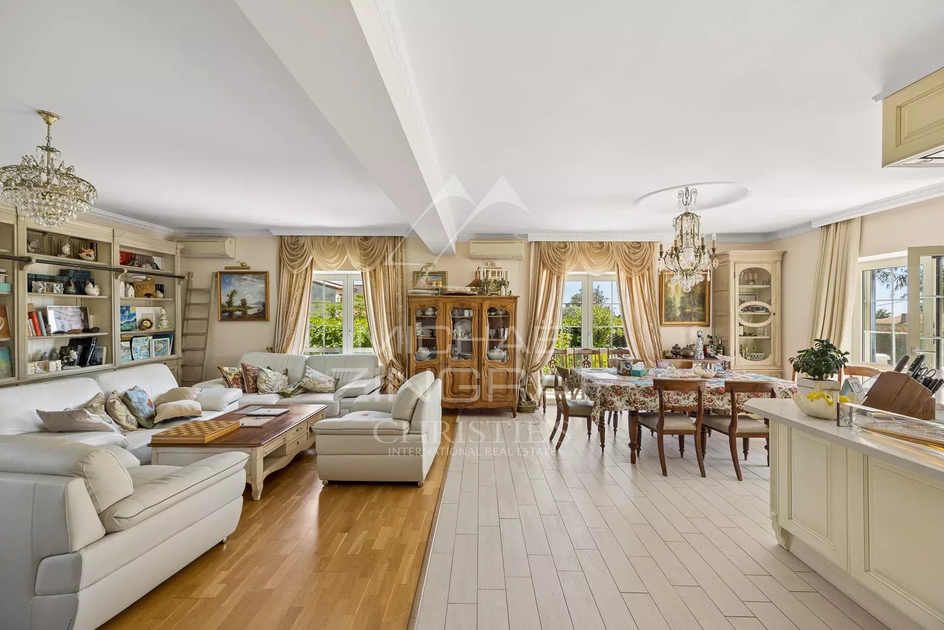 Intérieur d’une villa à Saint-Paul-de-Vence Intérieur d'une villa néo-provençale à Saint-Paul-de-Vence, salon et salle à manger lumineux.