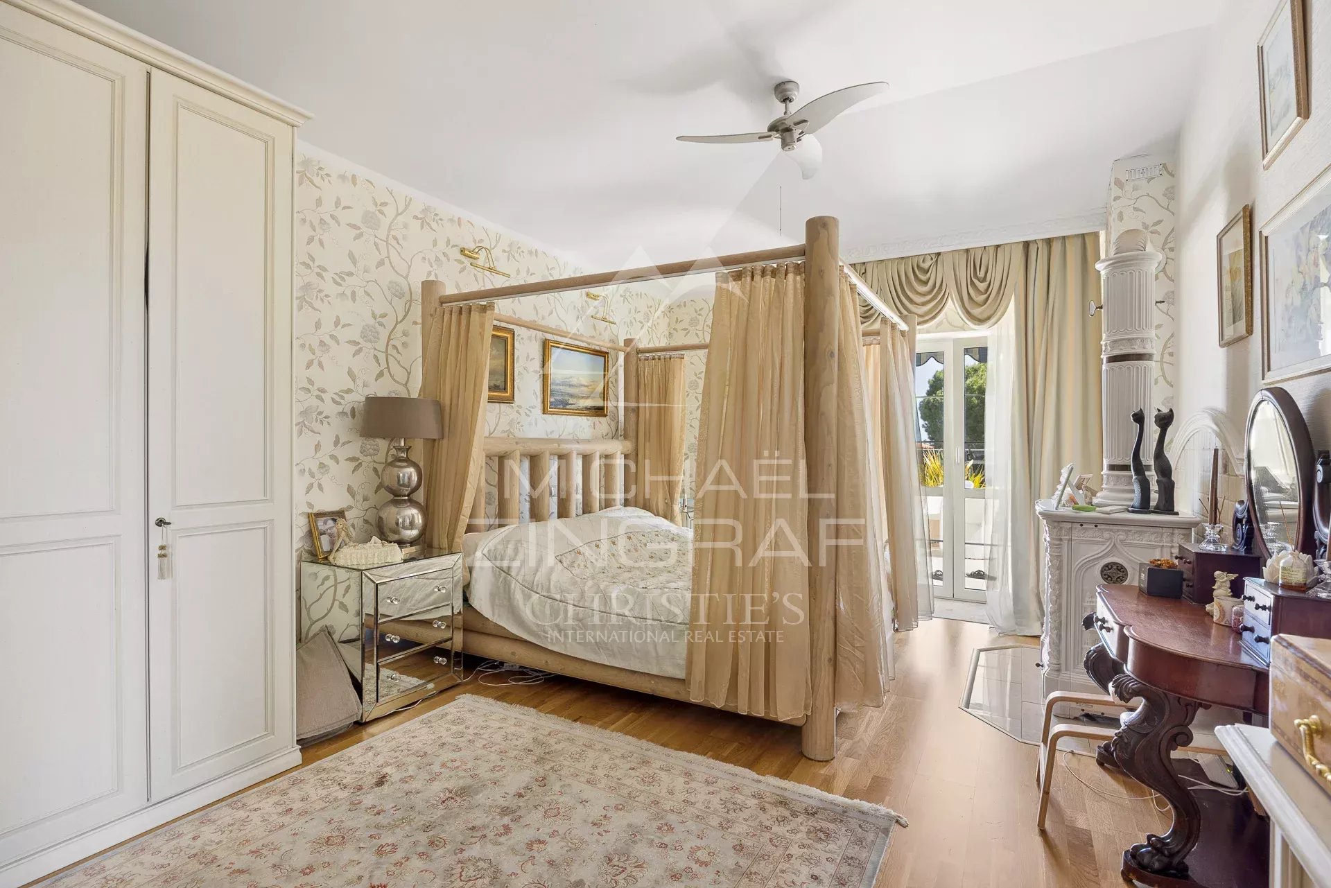 Chambre élégante d’une villa néo-provençale Chambre d'une propriété néo-provençale avec lit à baldaquin et décor élégant.