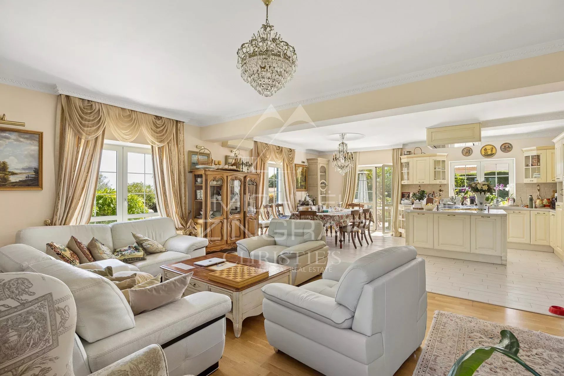 Intérieur d’une villa néo-provençale Intérieur d'une villa néo-provençale à Saint-Paul-de-Vence avec salon lumineux et cuisine ouverte.