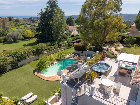 Vue aérienne d'une propriété néo-provençale avec piscine et jardin à Saint-Paul-de-Vence.