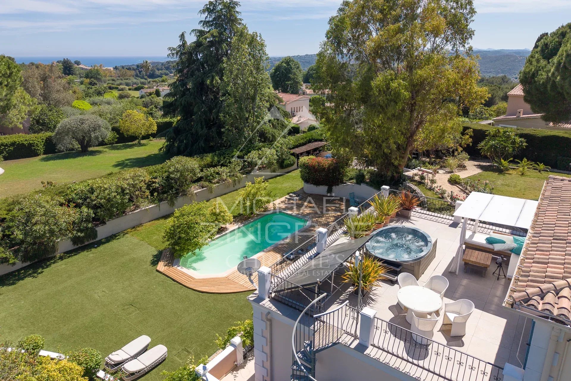 Propriété néo-provençale à Saint-Paul-de-Vence Vue aérienne d'une propriété néo-provençale avec piscine et jardin à Saint-Paul-de-Vence.