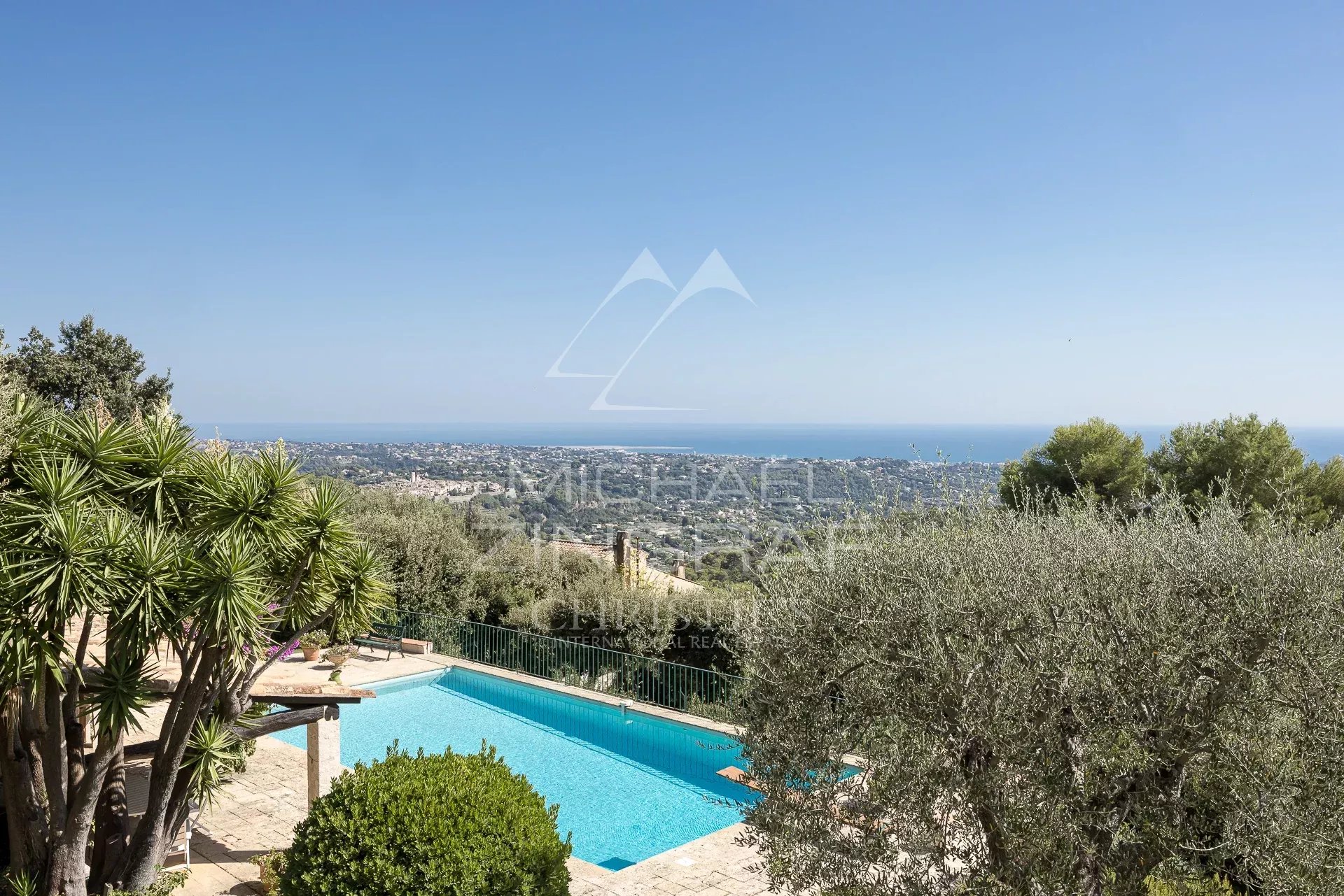 Villa with a view in Saint-Paul-de-Vence Panoramic sea view from a villa with swimming pool in Saint-Paul-de-Vence.