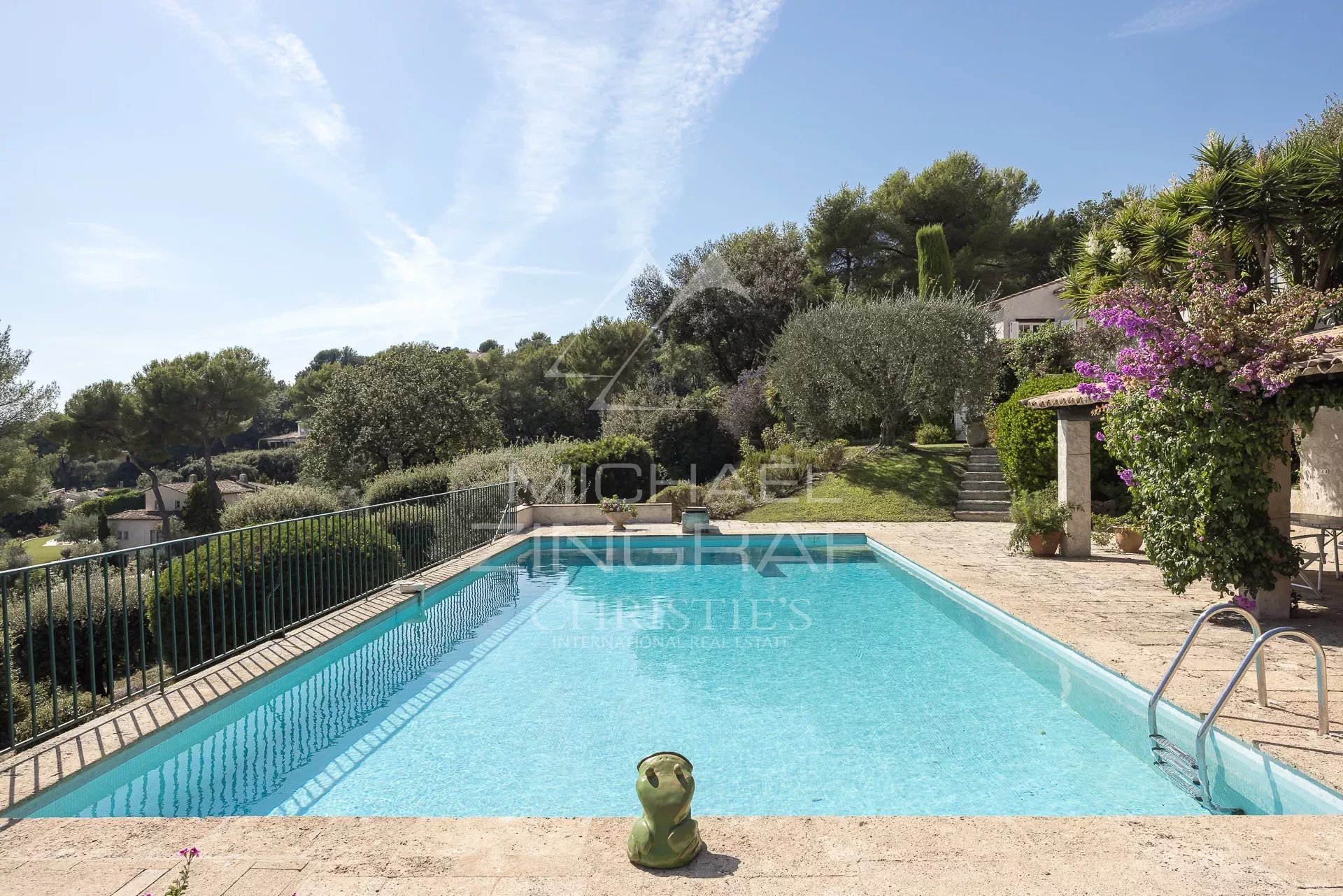 Villa with swimming pool in Saint-Paul-de-Vence Swimming pool of a villa with panoramic views over a green landscape in Saint-Paul-de-Vence.