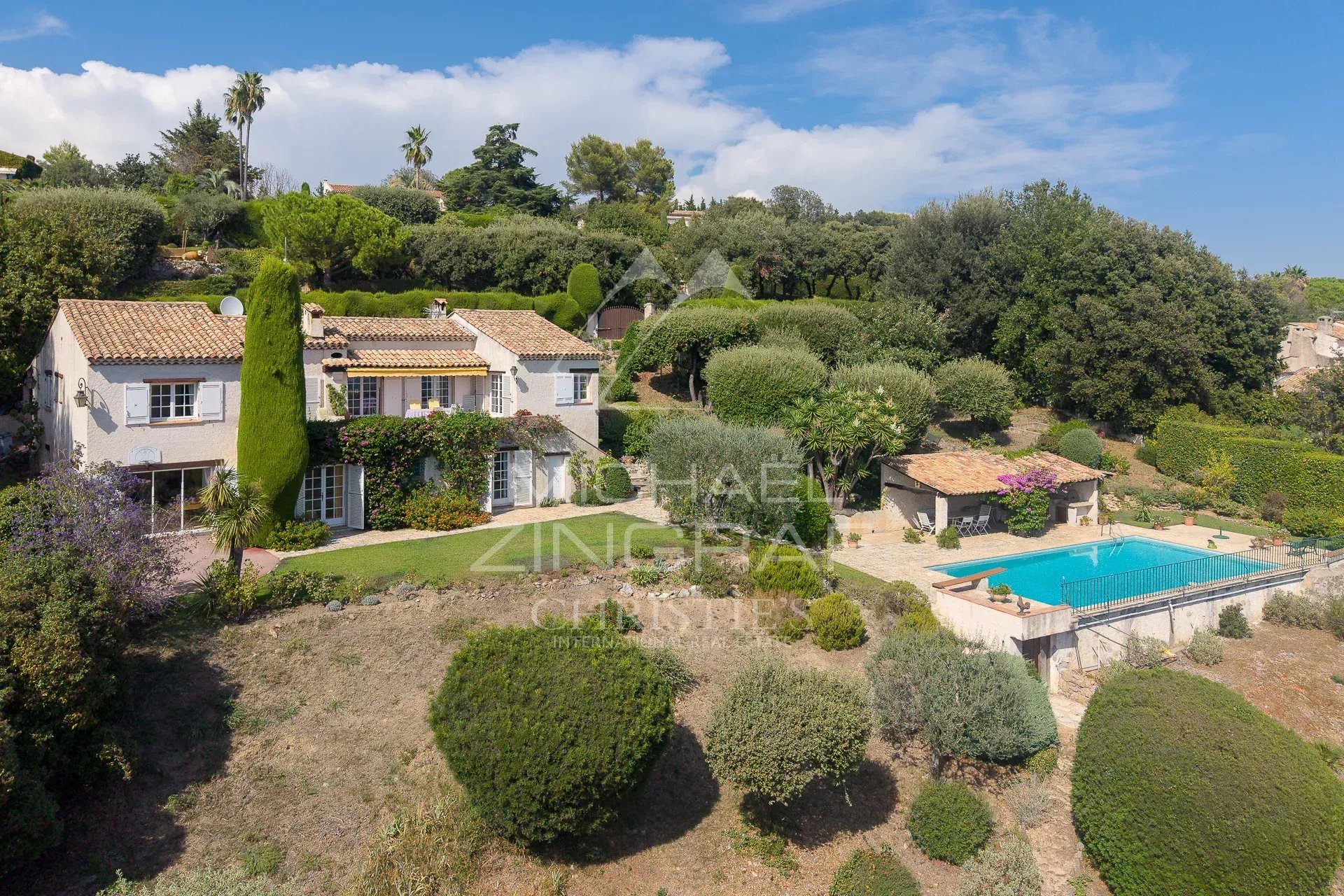 Charming property in Saint-Paul-de-Vence Villa with swimming pool and landscaped garden in Saint-Paul-de-Vence, panoramic views of the surrounding nature.