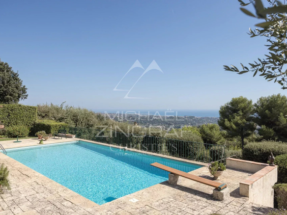 Panoramic view of a villa with swimming pool in a landscaped garden in Saint-Paul-de-Vence.