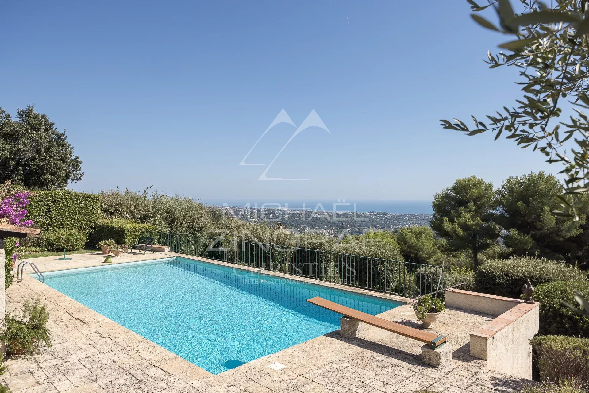 Villa with swimming pool in Saint-Paul-de-Vence Panoramic view of a villa with swimming pool in a landscaped garden in Saint-Paul-de-Vence.