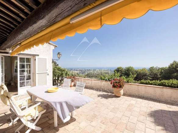 Terrace of a villa with panoramic views of the sea and surrounding nature in Saint-Paul-de-Vence.