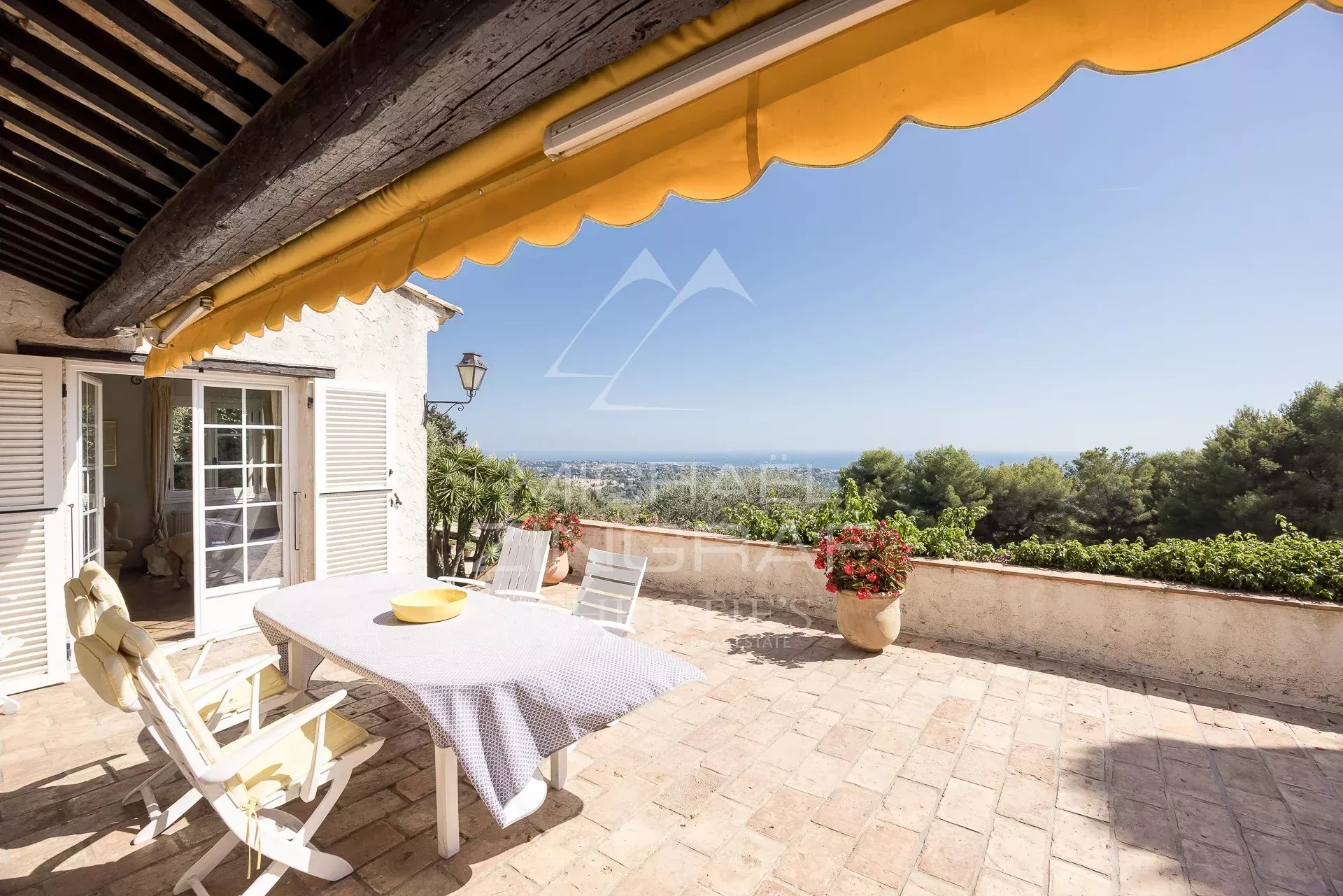 Villa with panoramic views in Saint-Paul-de-Vence Terrace of a villa with panoramic views of the sea and surrounding nature in Saint-Paul-de-Vence.