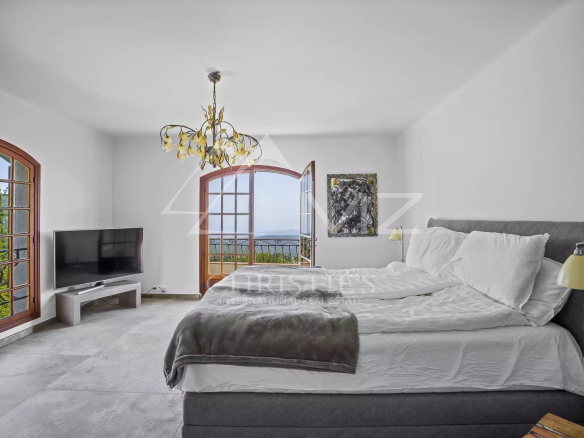 Room in a Provençal villa with views of the sea and hills.