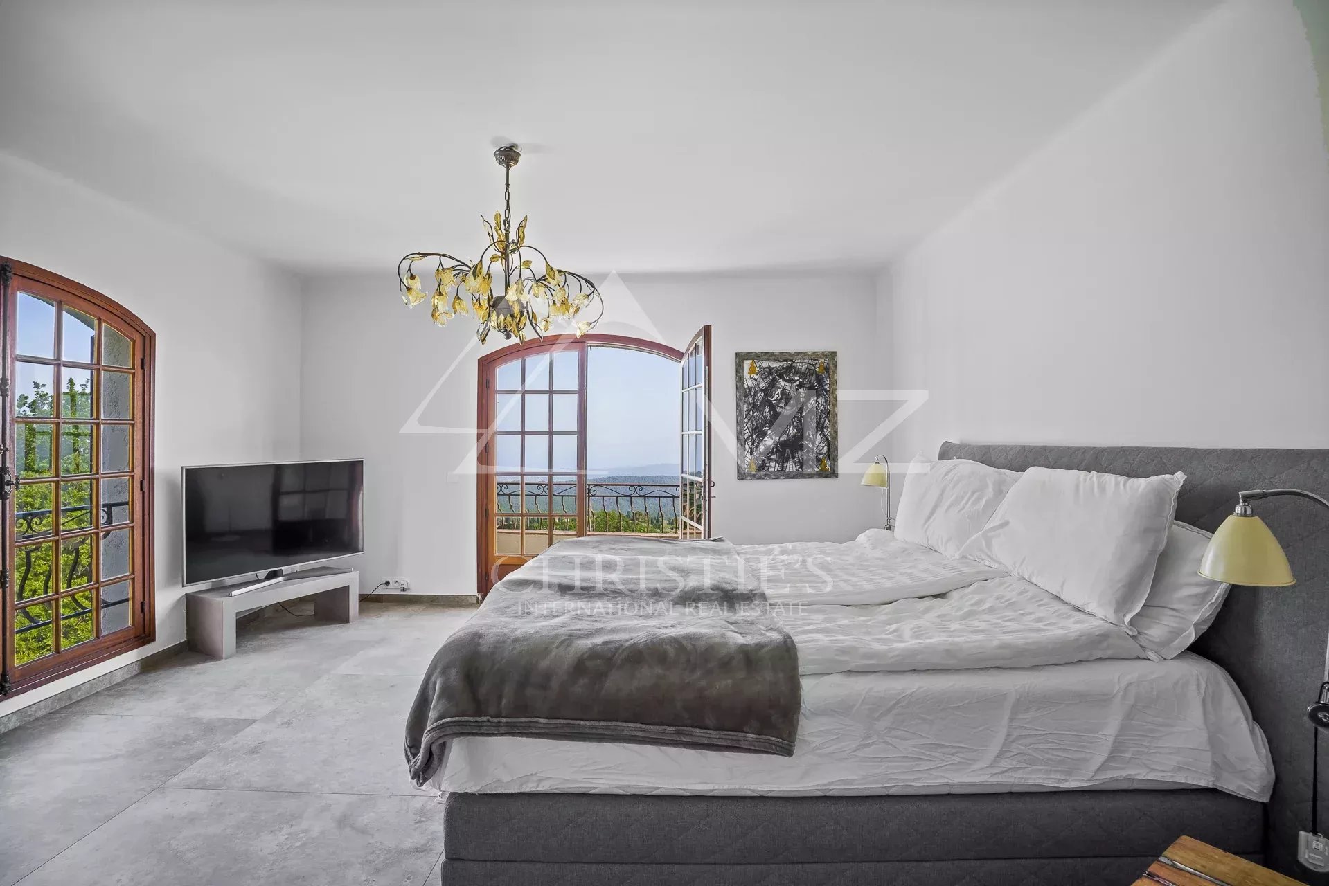 Room in a Provençal villa with views of the sea and hills.