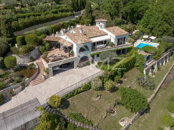 Provençal property with swimming pool and sea view in Tourrettes-sur-Loup, surrounded by greenery.