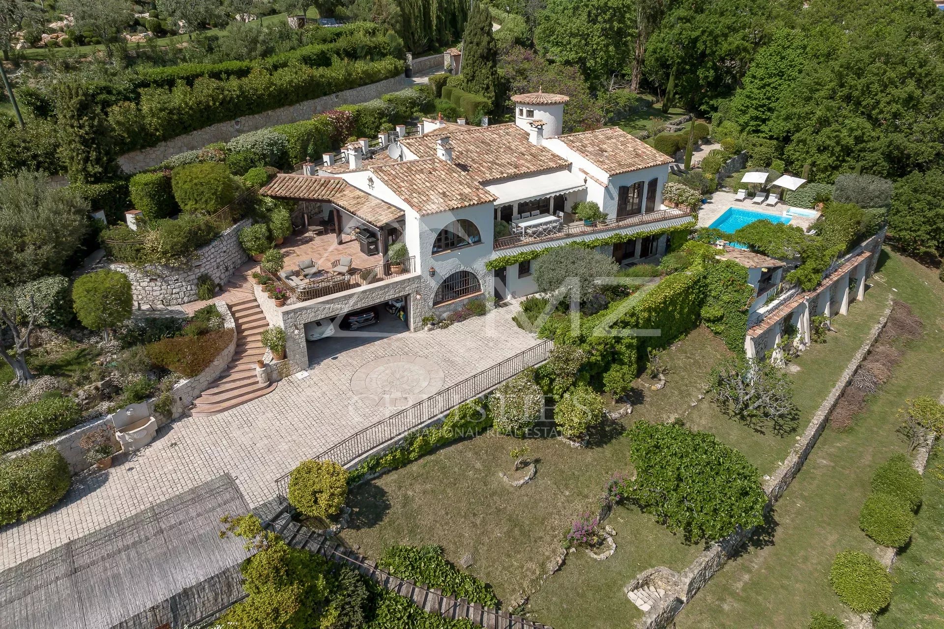 Provençal property with swimming pool and sea view in Tourrettes-sur-Loup, surrounded by greenery.