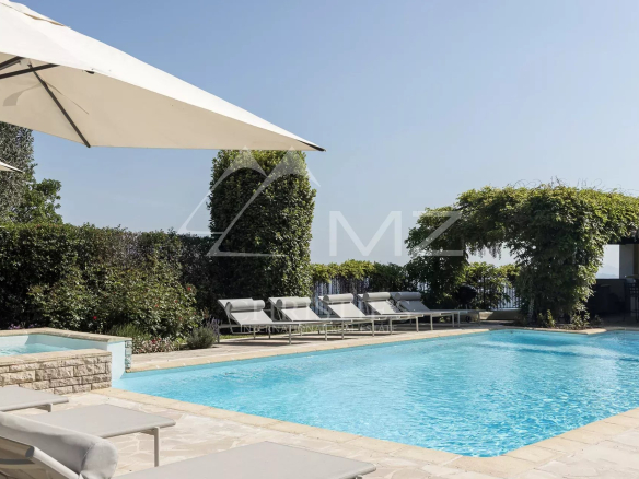 Swimming pool and terrace of a Provençal property with sea views, located near Tourrettes-sur-Loup.