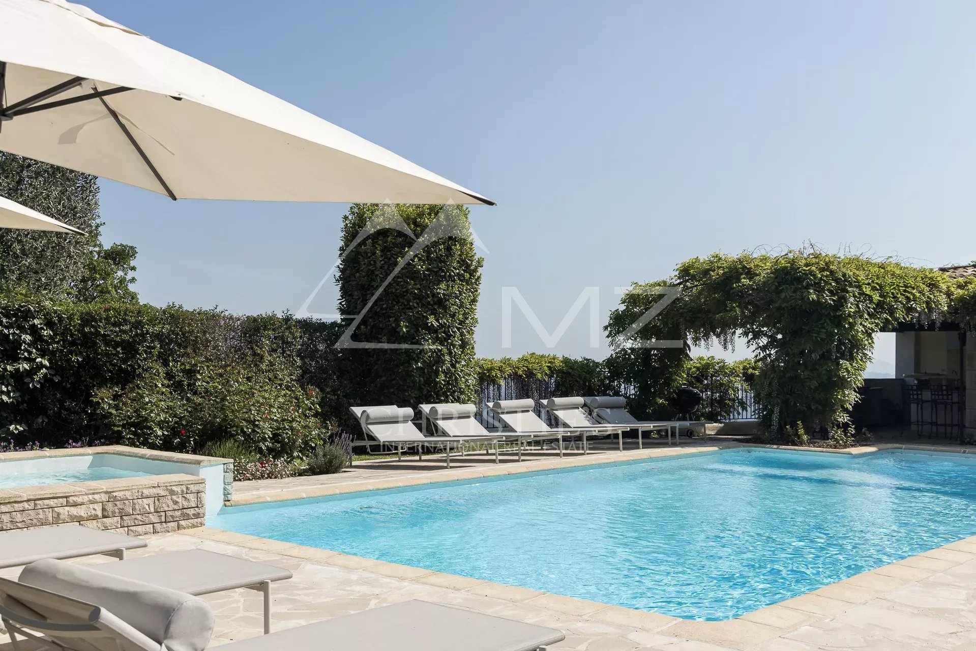 Swimming pool and terrace of a Provençal property with sea views, located near Tourrettes-sur-Loup.