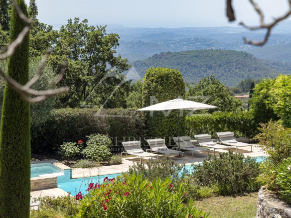 Provençal property with swimming pool and views of the hills and the sea, located near Tourrettes-sur-Loup.
