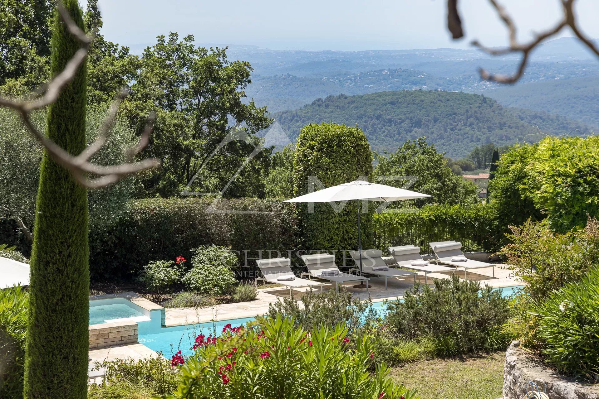 Provençal property with swimming pool and views of the hills and the sea, located near Tourrettes-sur-Loup.