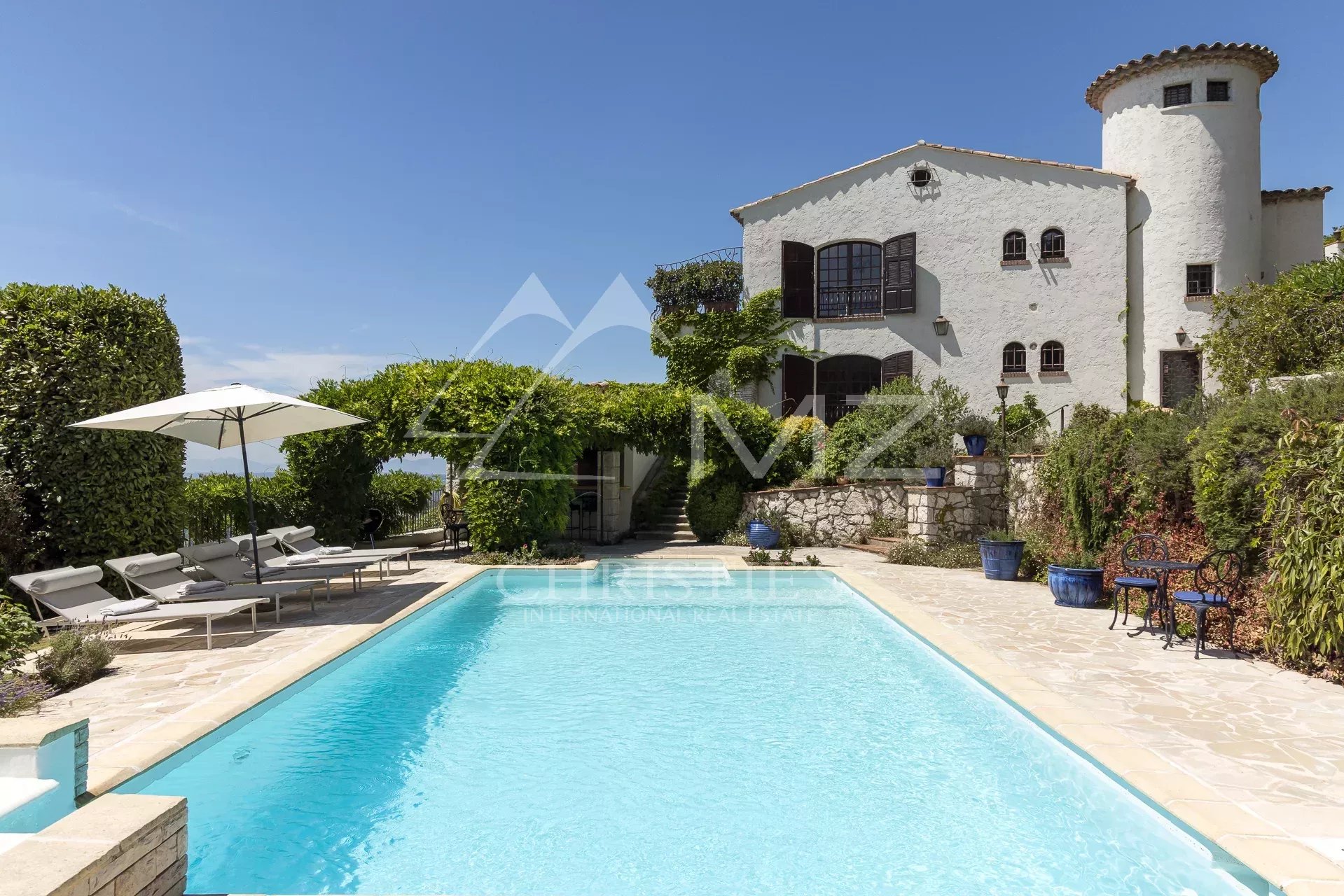 Provençal property with swimming pool and sea view, located near Tourrettes-sur-Loup.