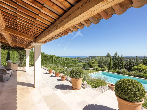 Terrasse d'une villa provençale à Vence avec vue sur la piscine et les collines.