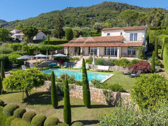 Villa provençale avec piscine et jardin à Vence, vue sur collines et mer.