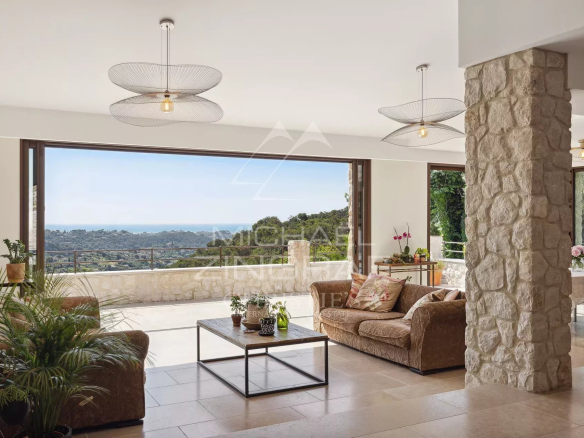 Intérieur d'une villa moderne à Saint-Paul-de-Vence avec vue sur la mer et le village.