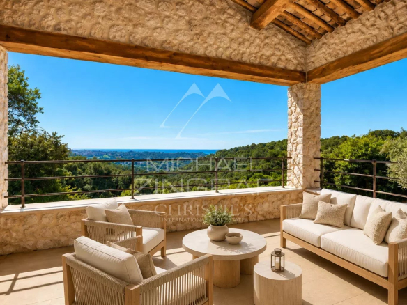 Terrasse d'une villa à Saint-Paul-de-Vence avec vue panoramique sur la mer et le village.