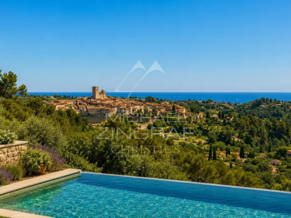 Vue panoramique sur Saint-Paul-de-Vence et la mer depuis une villa avec piscine.