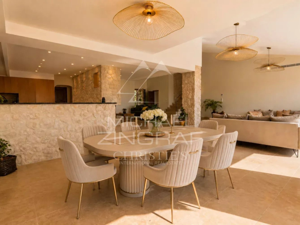 Intérieur d'une villa moderne avec salle à manger élégante et décoration contemporaine.