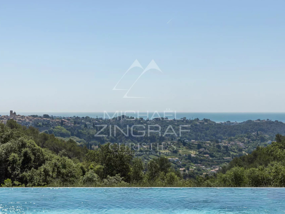 Vue panoramique sur la mer et le village de Saint-Paul-de-Vence depuis une villa.