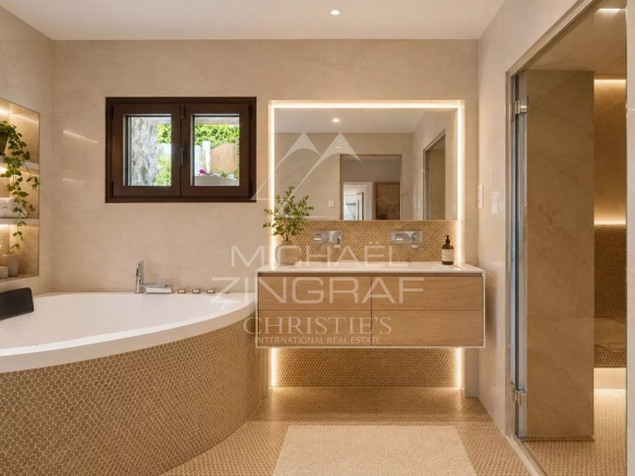 Salle de bain moderne avec baignoire ronde et éclairage LED à Saint-Paul-de-Vence.