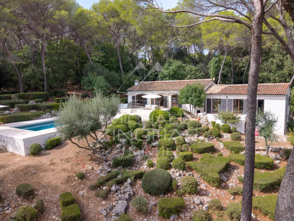 Propriété rénovée avec piscine dans un parc paysager à La Colle-sur-Loup.