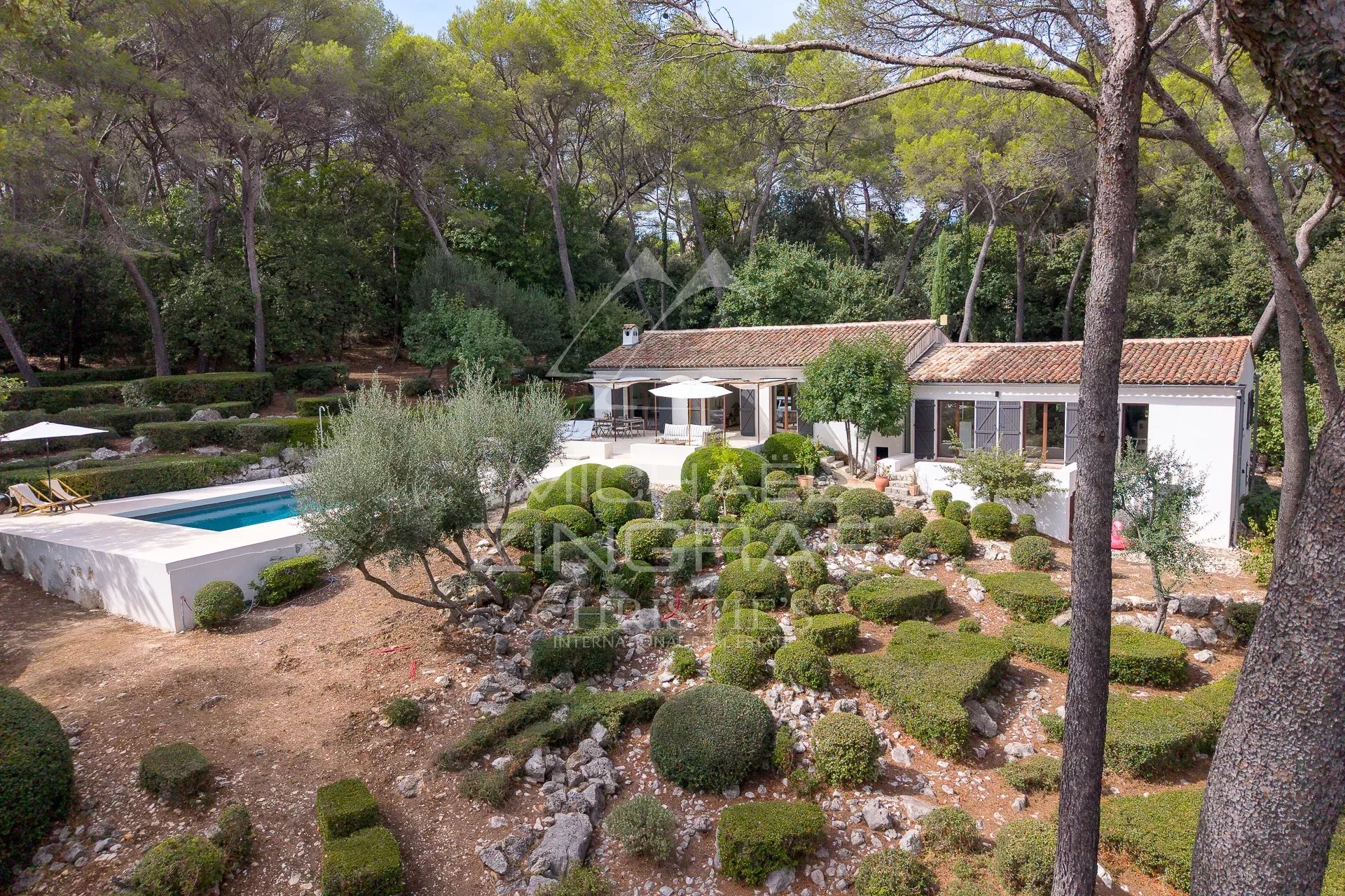 Villa rénovée à La Colle-sur-Loup Propriété rénovée avec piscine dans un parc paysager à La Colle-sur-Loup.