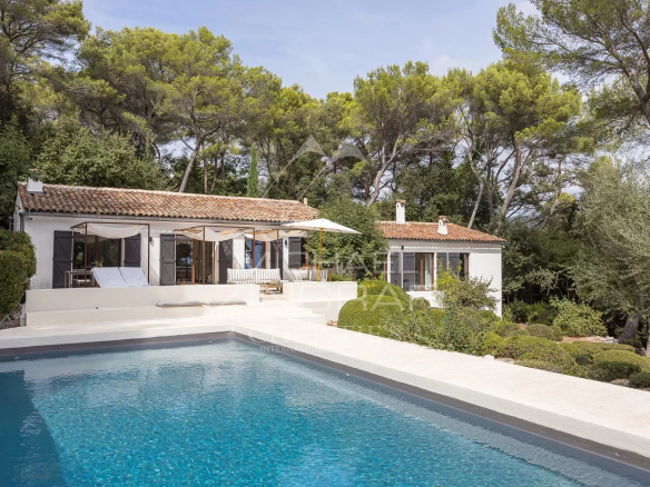 Villa rénovée avec piscine dans un parc paysager à La Colle-sur-Loup, près de Saint-Paul-de-Vence.