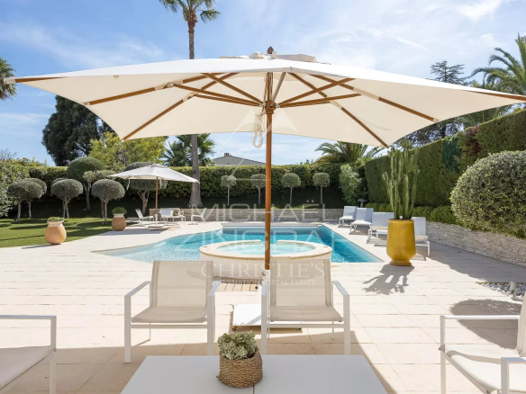 Villa avec piscine et parasol dans le domaine des Hauts de Vaugrenier à Villeneuve-Loubet