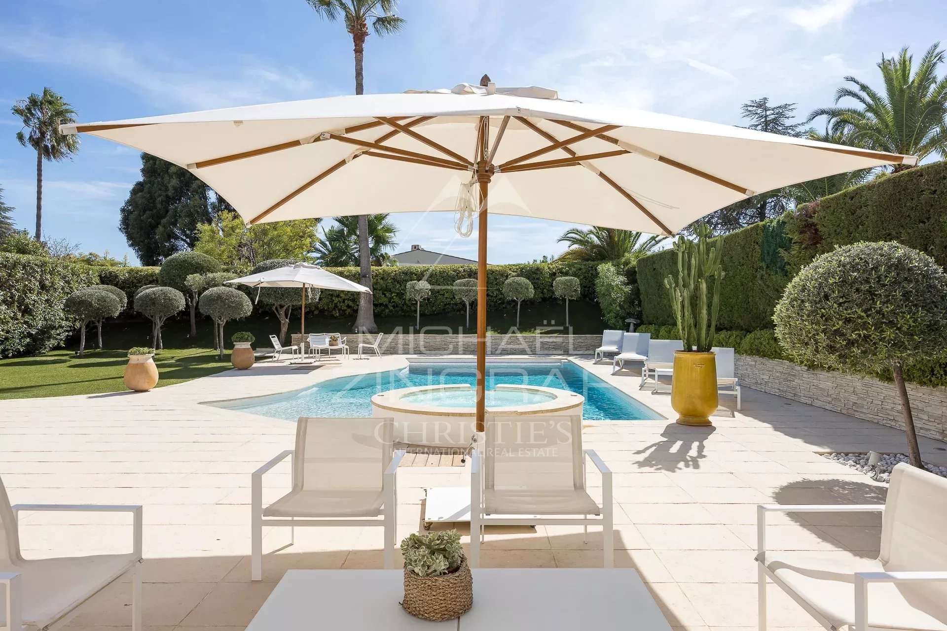 Villa avec piscine et parasol dans le domaine des Hauts de Vaugrenier à Villeneuve-Loubet
