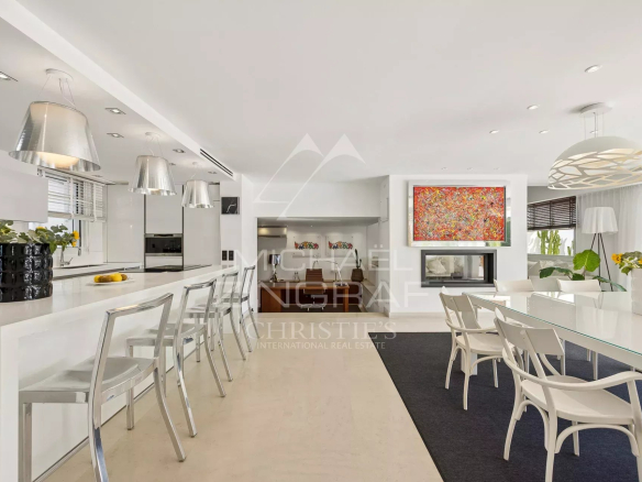 Intérieur moderne d'une villa avec cuisine et salle à manger lumineuses.