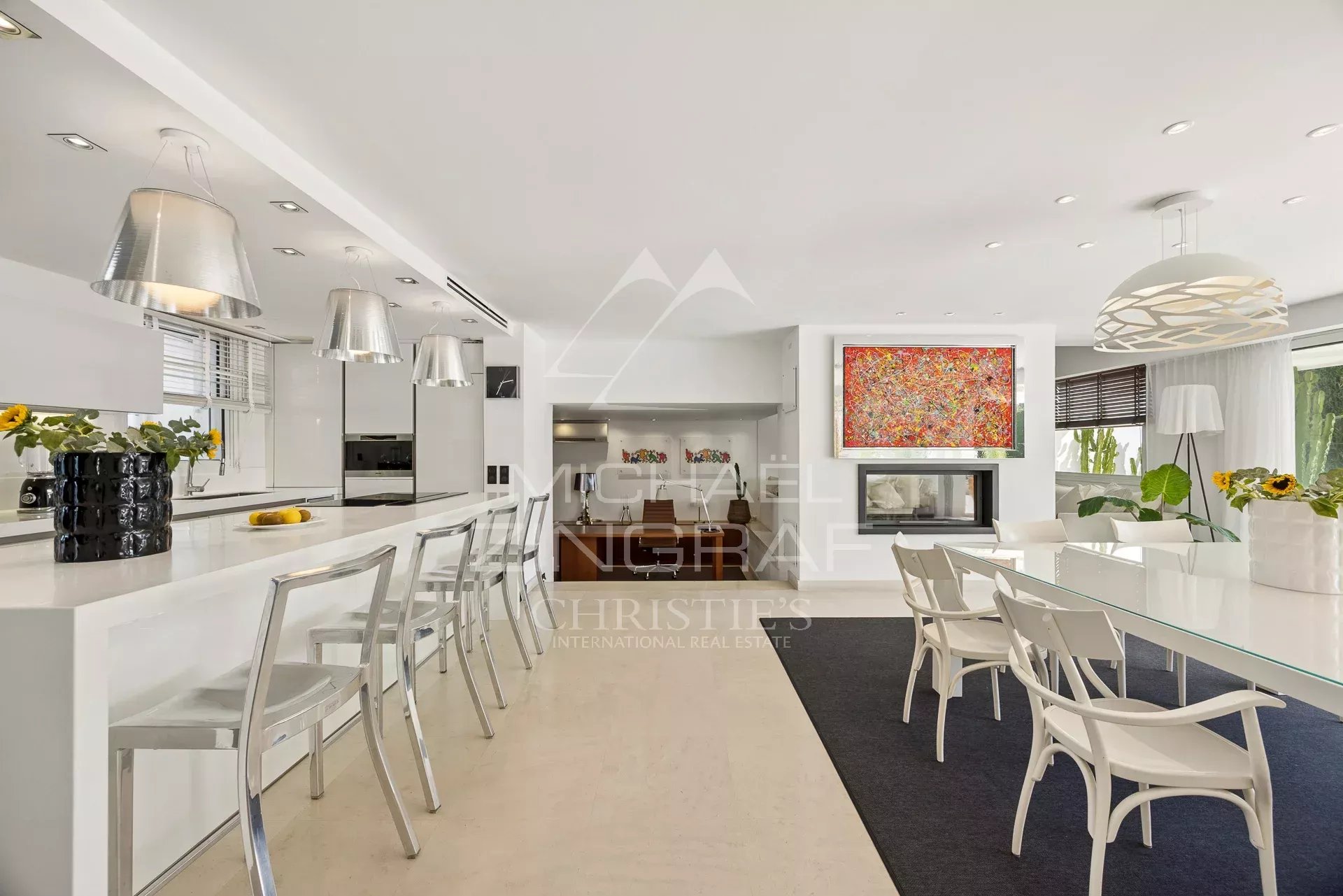 Intérieur moderne d'une villa avec cuisine et salle à manger lumineuses.