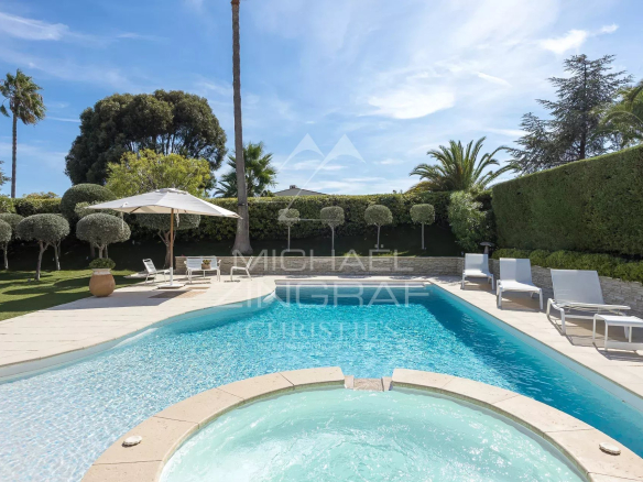 Villa avec piscine et jardin dans le domaine des Hauts de Vaugrenier à Villeneuve-Loubet.
