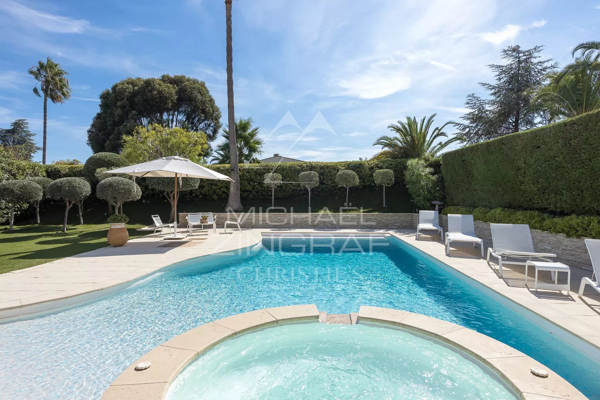 Villa avec piscine et jardin dans le domaine des Hauts de Vaugrenier à Villeneuve-Loubet.