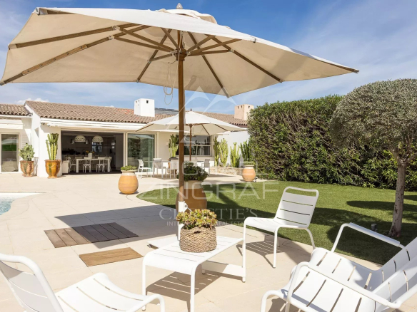 Villa avec piscine et parasol dans le domaine des Hauts de Vaugrenier à Villeneuve-Loubet.