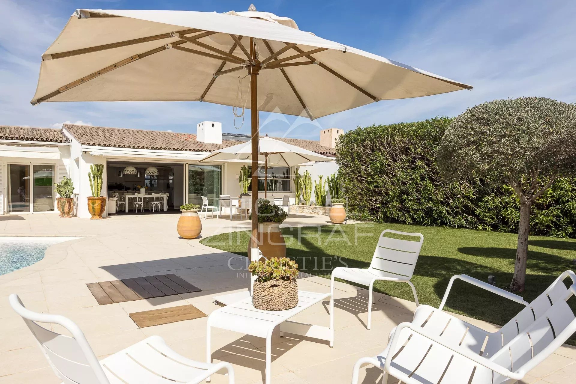 Villa avec piscine et parasol dans le domaine des Hauts de Vaugrenier à Villeneuve-Loubet.