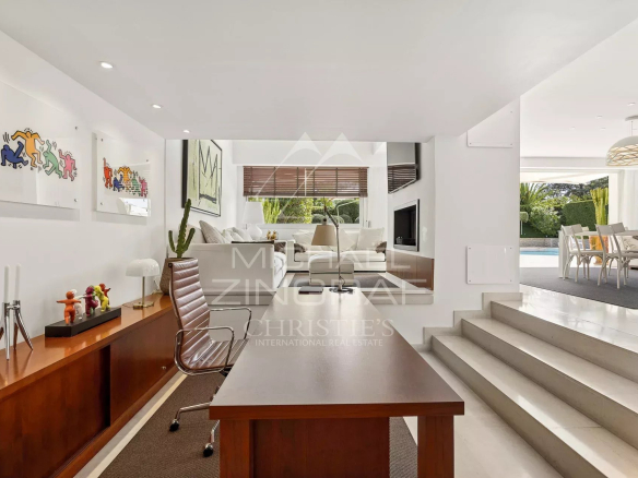 Intérieur d'une villa moderne avec un bureau et un salon lumineux à Villeneuve-Loubet.