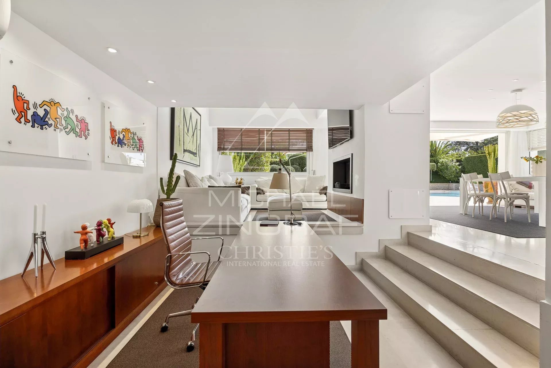 Intérieur d'une villa moderne avec un bureau et un salon lumineux à Villeneuve-Loubet.