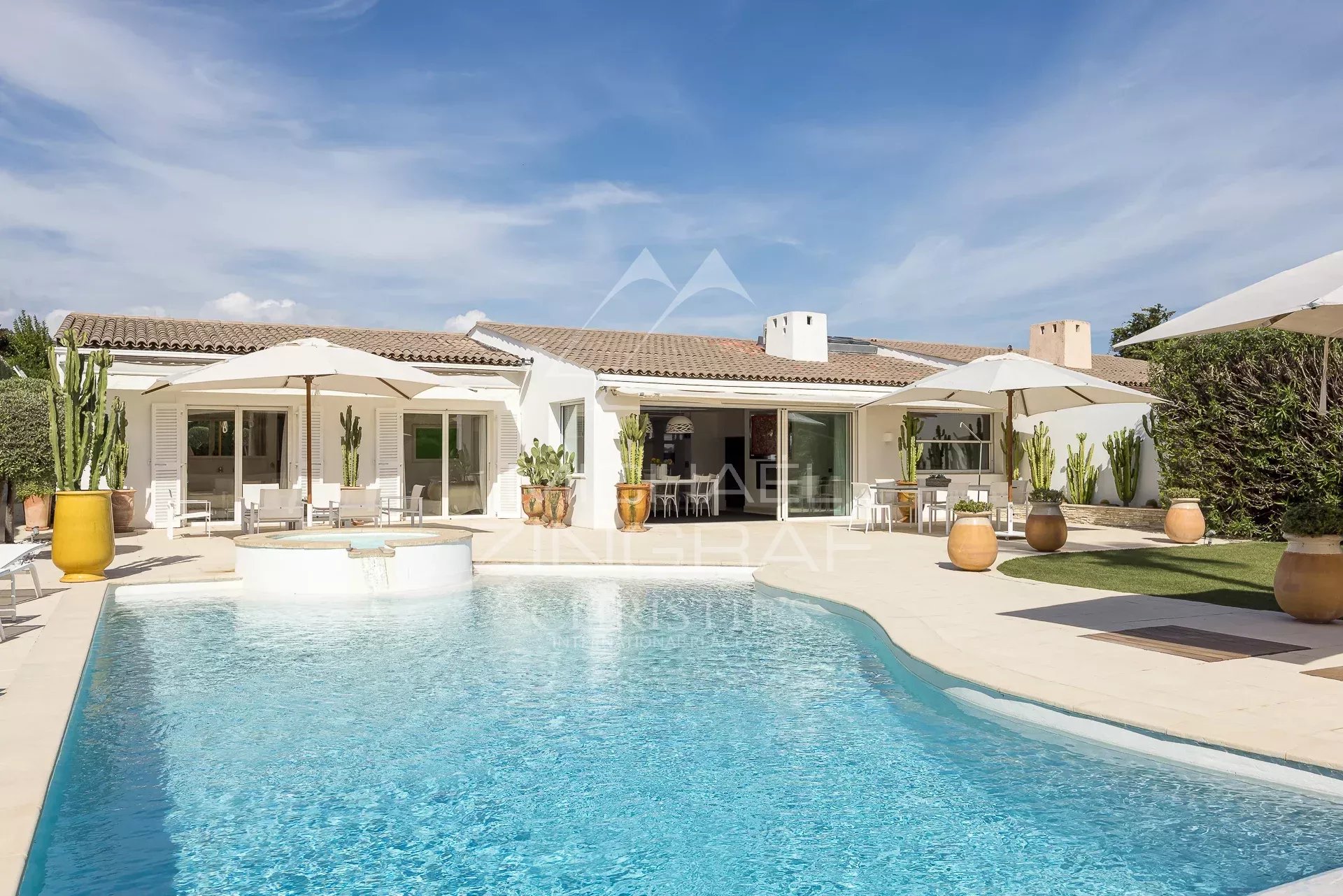 Villa avec piscine dans le domaine des Hauts de Vaugrenier à Villeneuve-Loubet.